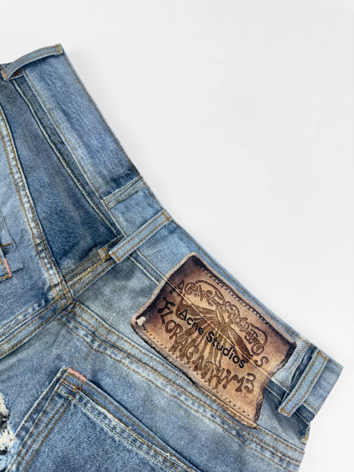 。 Acne Studios ， ， 。 Retro ， ， 。 Acne ， ， ； ， 。 1 ， ， Acne ， 、 。 2. ， ， 。 3. ， ， ， ， ， 、 。 ： 1:1 Acne 1:1 Acne 1:1 Acne ： Size： XS S M ： FF